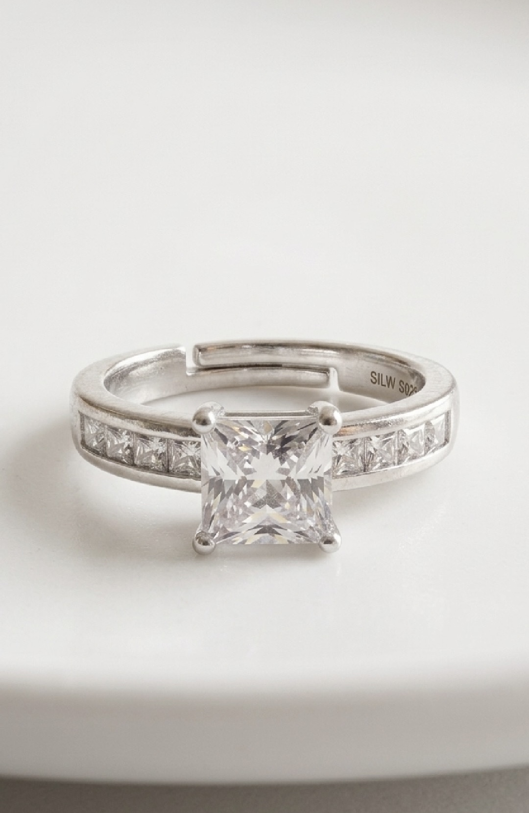 ICONIC CUBE RING
