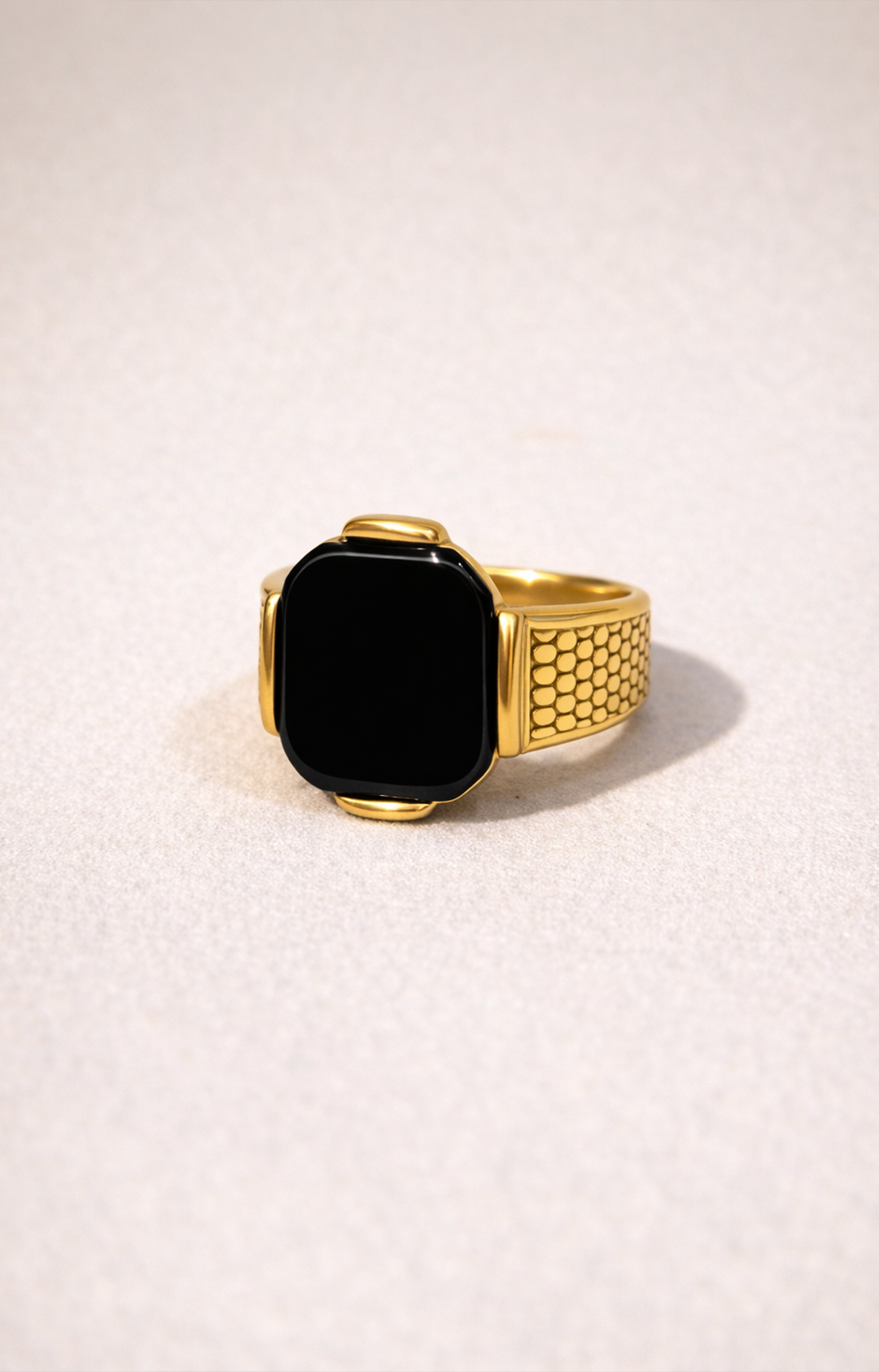 APEX NOIR GOLD SIGNET RING