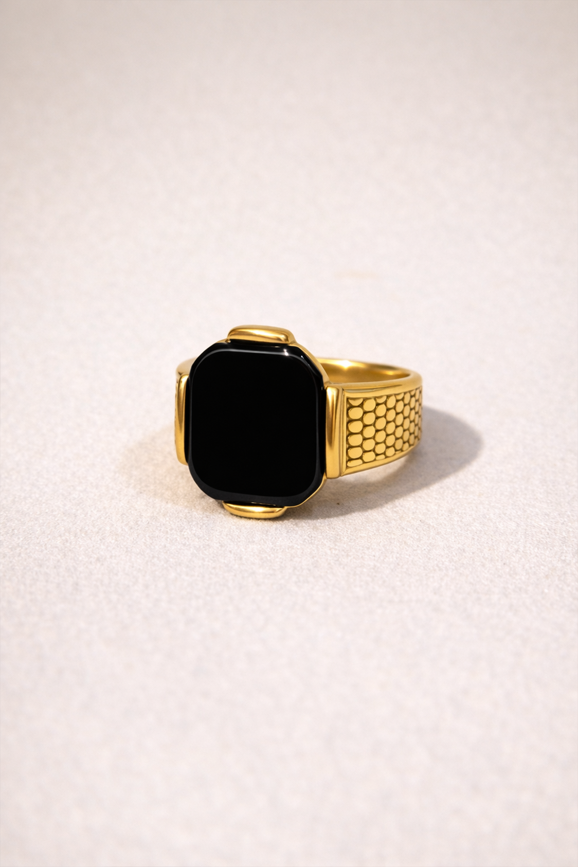 APEX NOIR GOLD SIGNET RING
