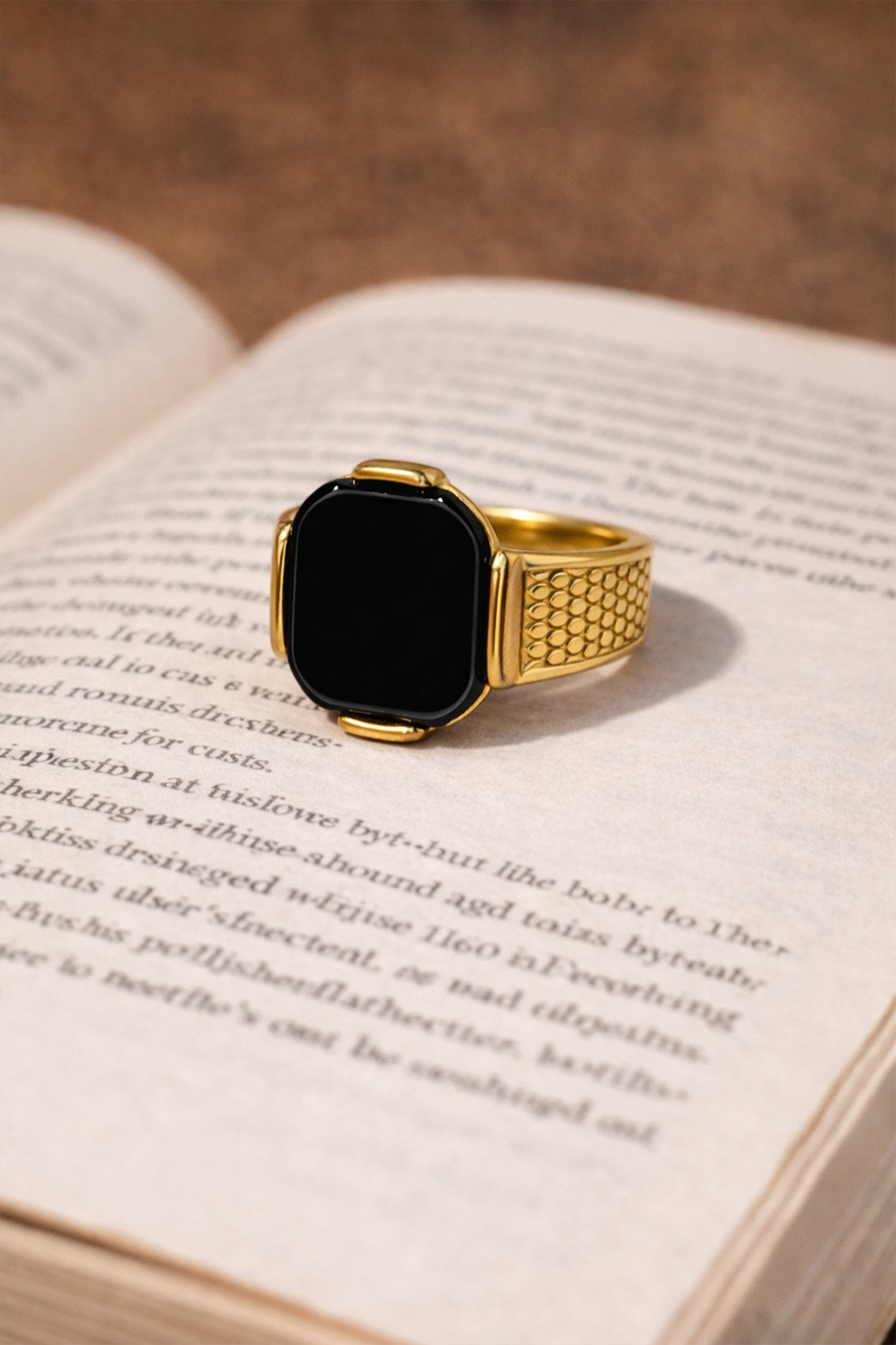 APEX NOIR GOLD SIGNET RING - Image 3